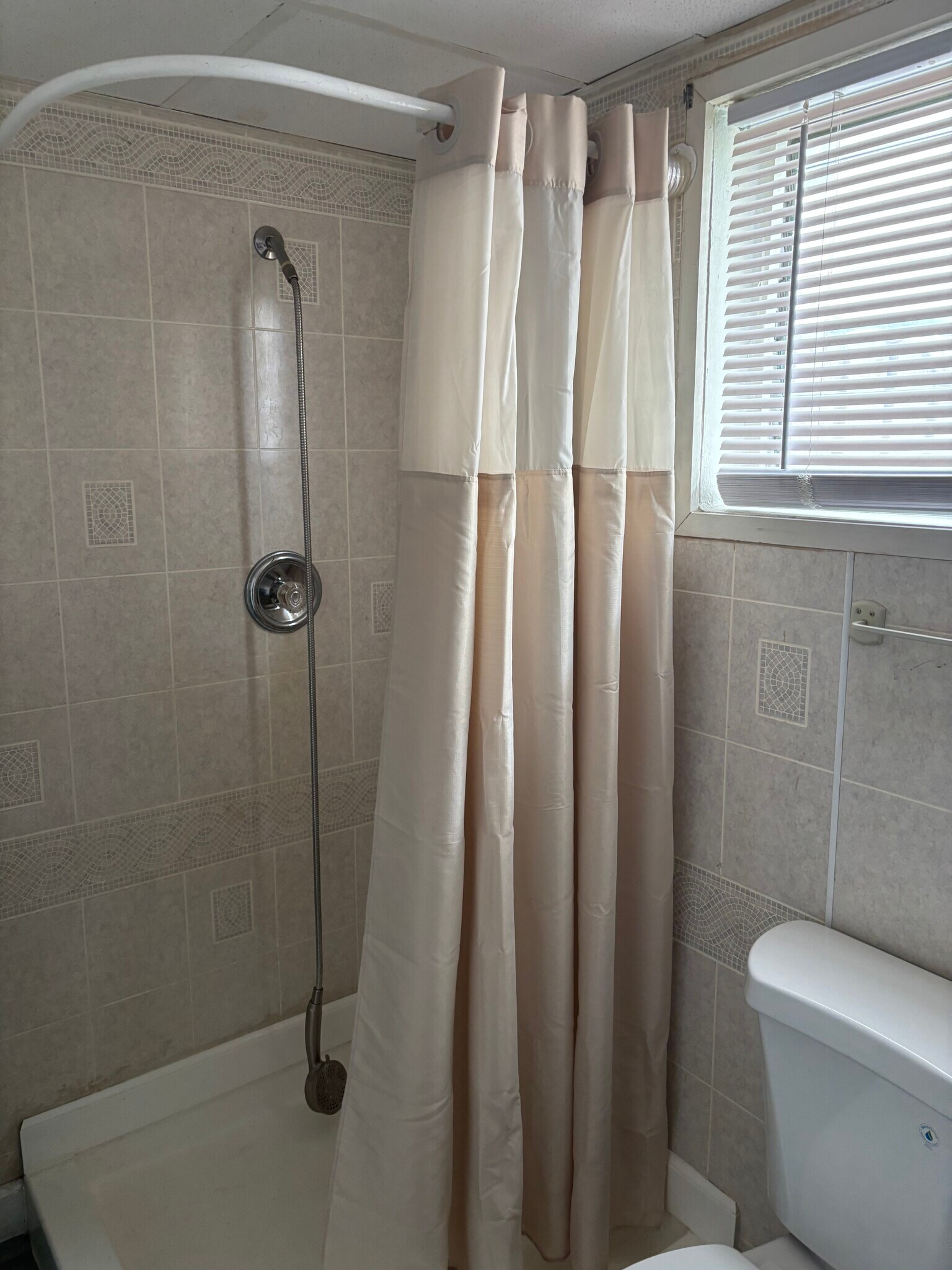 Building Photo - 303 Indian Hills Dr