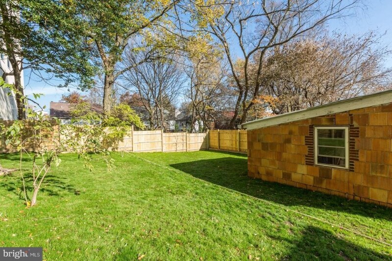 Building Photo - 811 Thayer Ave