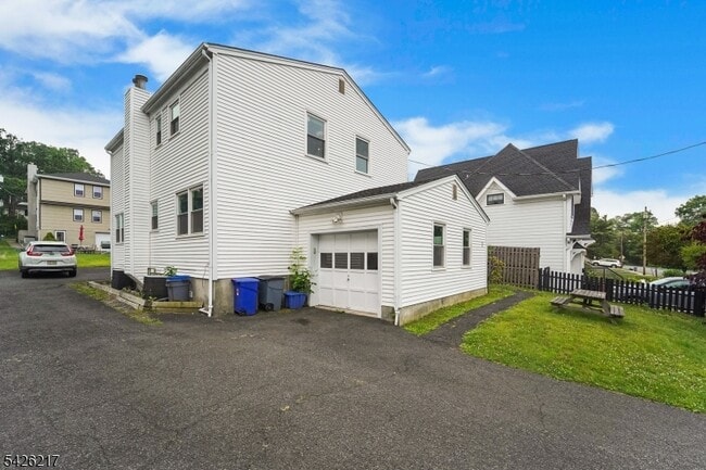 Building Photo - 23 Doremus St