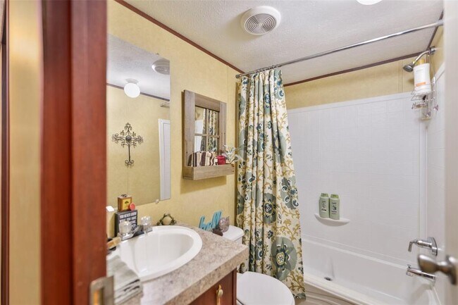 Building Photo - 8916 Lakeside Dr