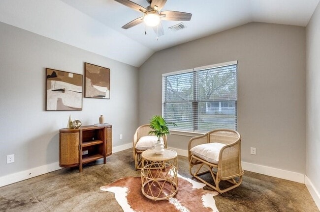 Building Photo - 2205 N Hickory St