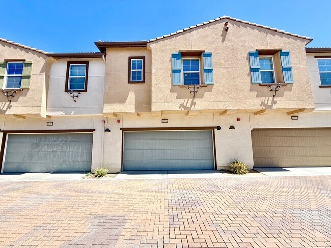 Building Photo - Move-In Ready 2 Bedroom 2.5 Bathroom Condo with LOFT & 2 Car Garage