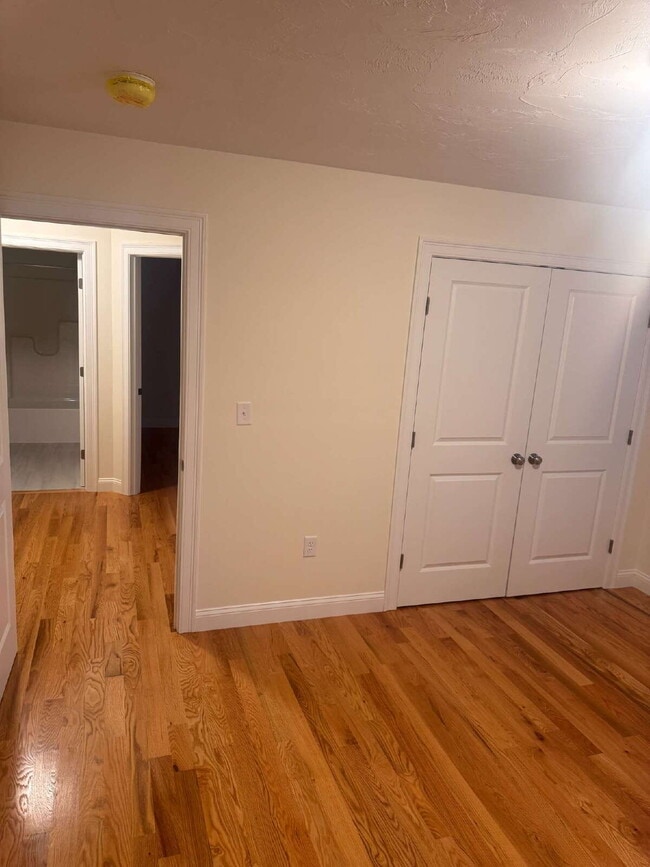 Building Photo - Beautiful 3 Bedroom 2.5 Bath Townhouse Available Now