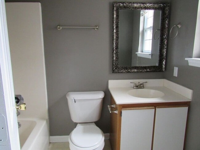 Building Photo - 2 BR 2 BA Duplex