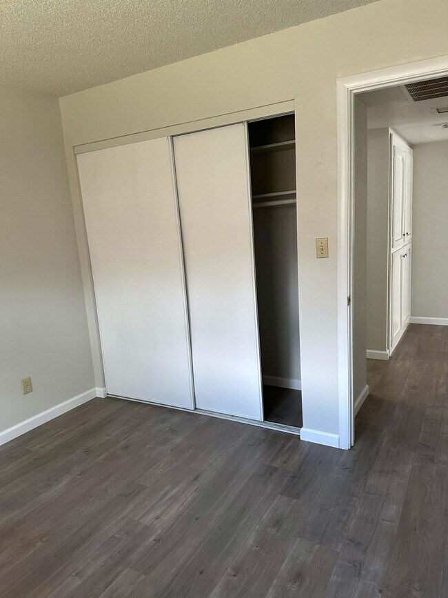 Building Photo - 1305 Oak Terrace Ct