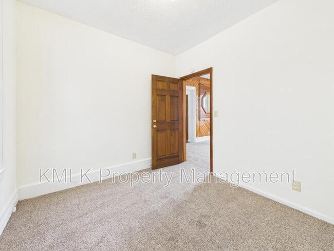 Building Photo - 484 Crouse St