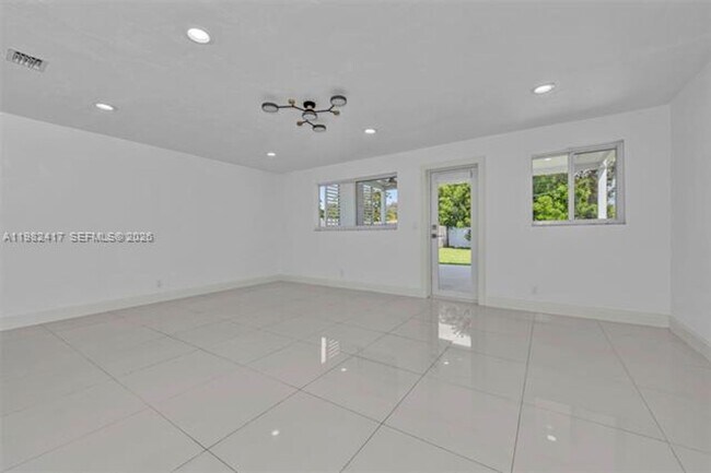 Building Photo - 104 SW 7th St