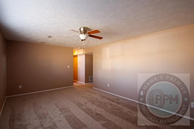 Building Photo - Charming 6 Bed 2 Bath Home Near the Offutt