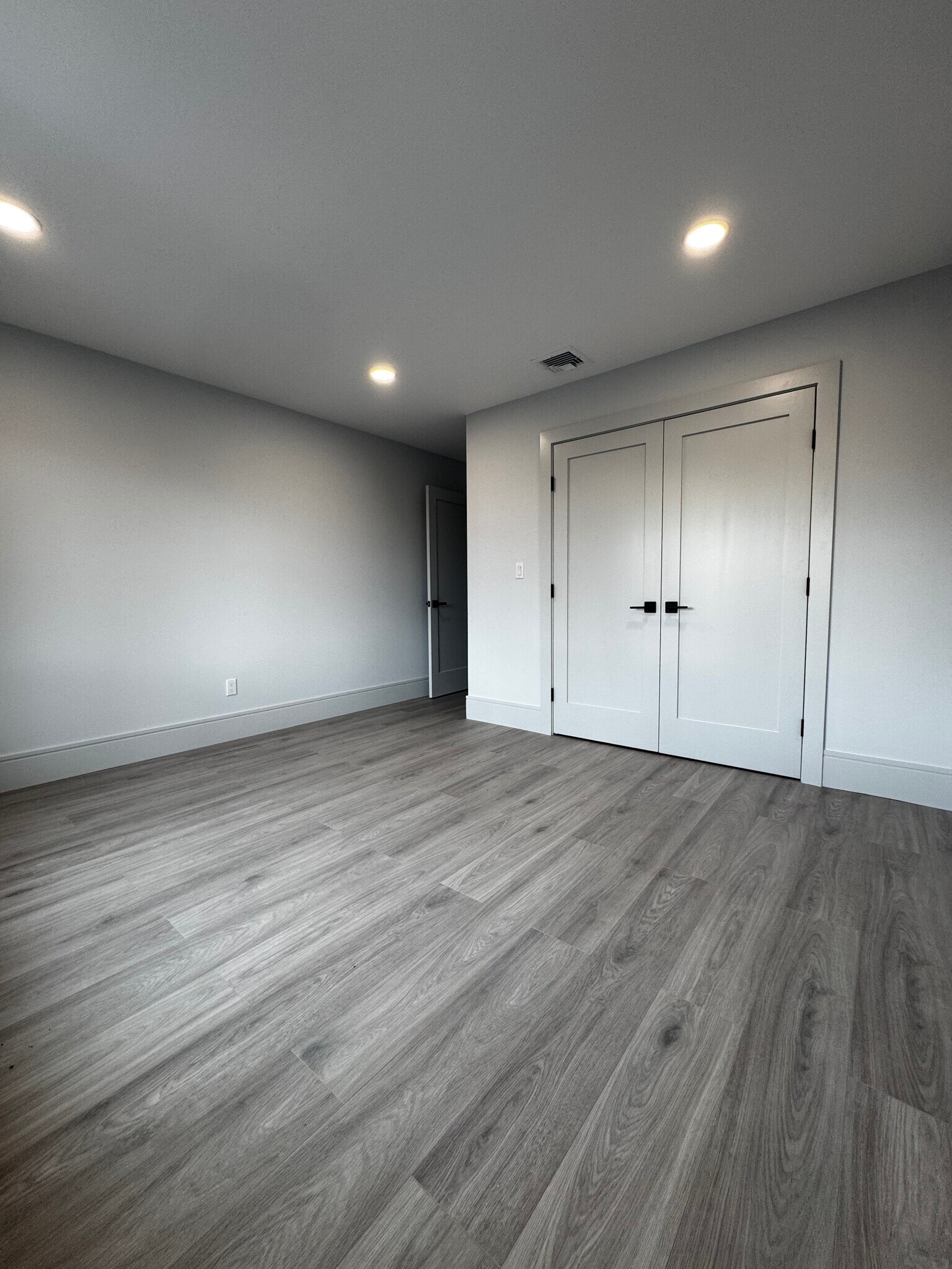Building Photo - 2357 Linwood Ave