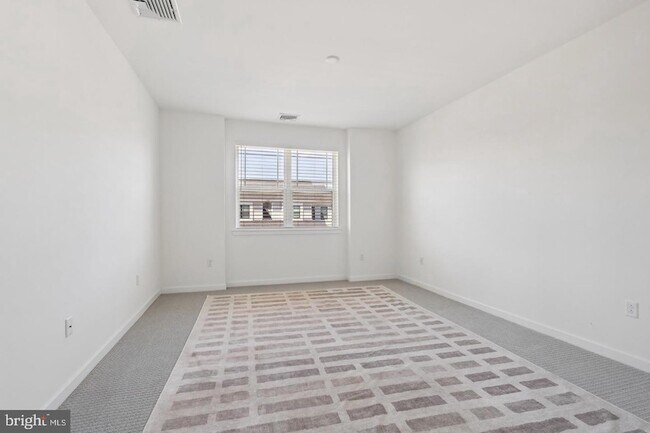 Building Photo - 2 Dogleg Ln