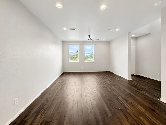 Building Photo - $0 DEPOSIT OPTION. BRIGHT AND SPACIOUS 3-B...