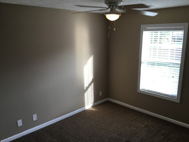 Building Photo - 3 Bedroom 2 1/2 Bath Pet Friendly Home For Rent!