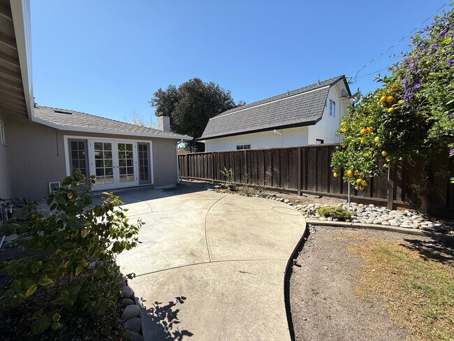 Building Photo - Updated single-level home located in the highly sought-after Killarney Farms neighborhood of Sant...