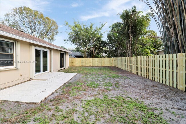 Building Photo - 143 Greentree Cir
