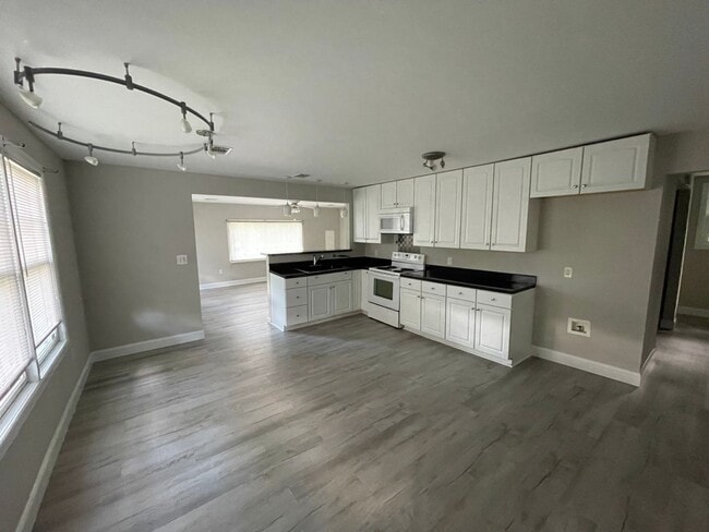 Building Photo - Ideal for Families or Roommates: 4BR/3BA Lakefront Home with Dual Private Suites