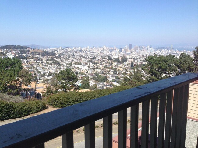 Building Photo - Epic REA: Top Floor 2 BR/2 BA Condo, Pano Views, Balcony, 3-4 Pkg, Storage