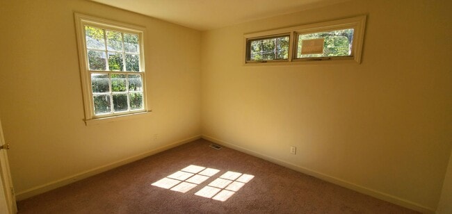 Building Photo - 3 Bedroom 1 Bathroom House