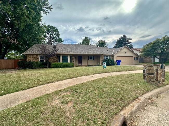 Building Photo - Immaculate major remodeled executive home in West Norman