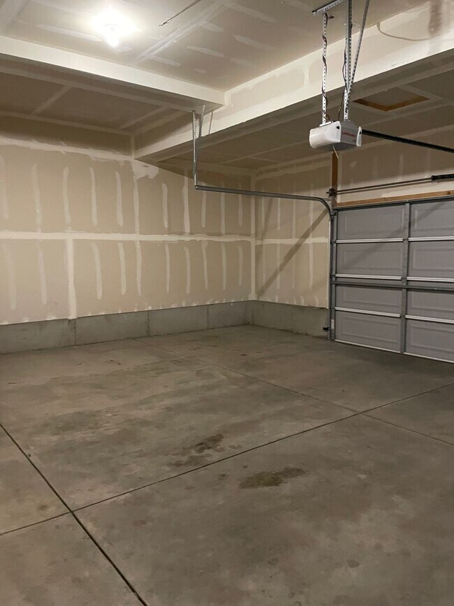 Building Photo - Luxury Rowhouse w/ 2-Car Garage in NE Ft. Collins