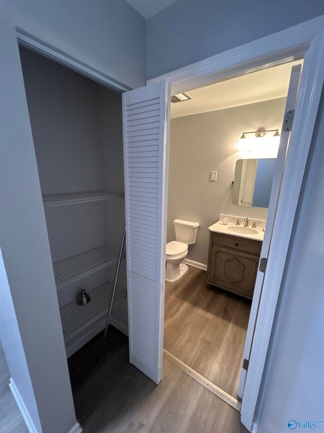 Building Photo - 6202 Valley Park Dr NW