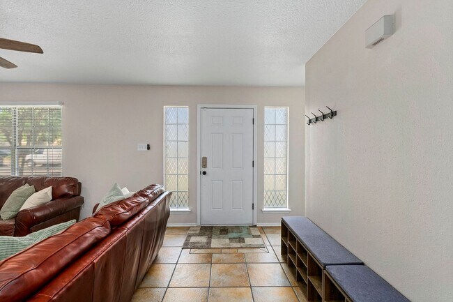 Building Photo - 3 Bedroom/2.5 Bath Northwest Park
