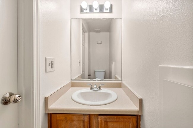 Building Photo - Updated Three Bedroom Townhome