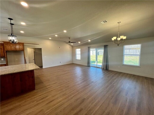 Building Photo - 662 White Oak St