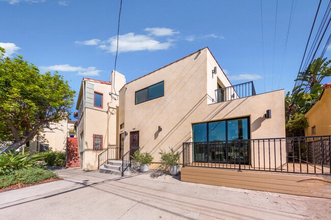 Building Photo - 854 S Sycamore Ave