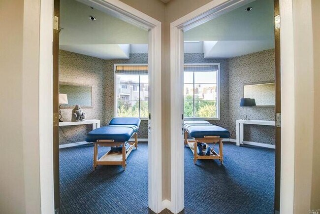 Building Photo - Perectly Located, **PET FRIENDLY** Spaciou...