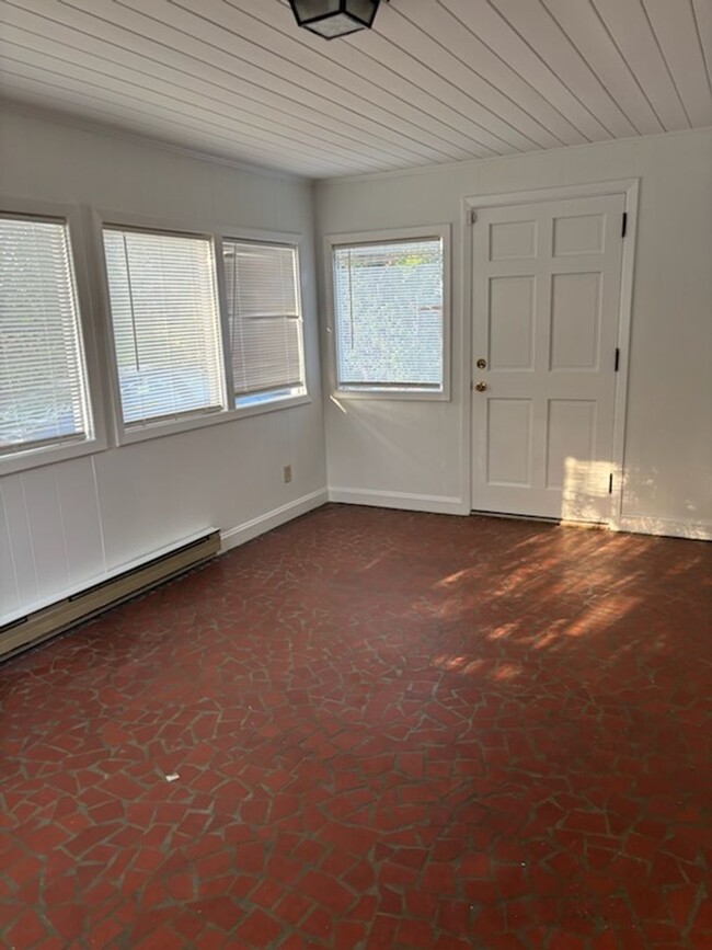 Building Photo - Fantastic Location & Price