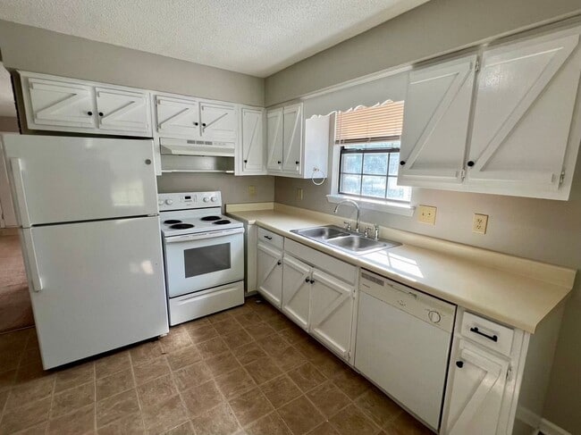 Building Photo - 2 Bed, 1.5 Bath Townhouse with Fireplace i...