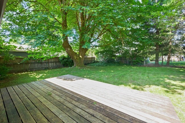Building Photo - Move in ready now! 3 bedroom rambler in NE...