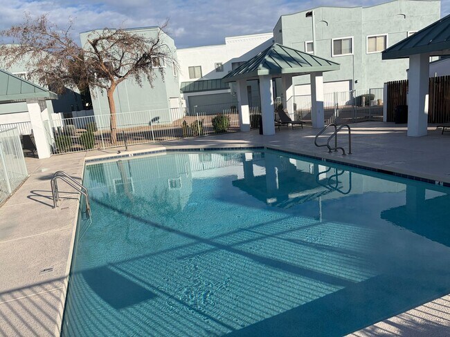 Building Photo - 2 Bedroom 2.5 Bath Townhome!