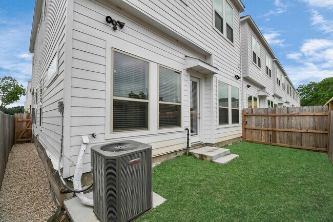 Building Photo - 304 Chobani Ln