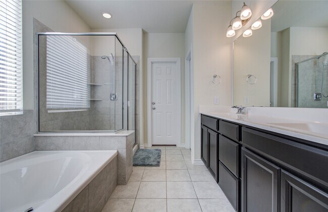 Building Photo - 27817 Ellie Oak Ln