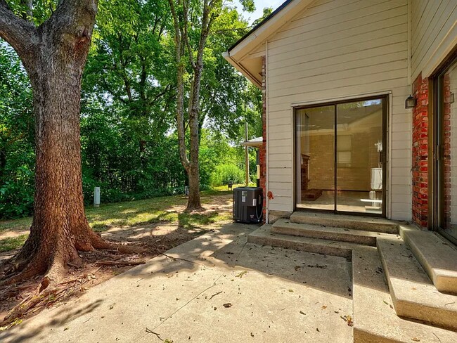 Building Photo - Beautiful 3bed/3bath Townhome Available in Westside Norman!!