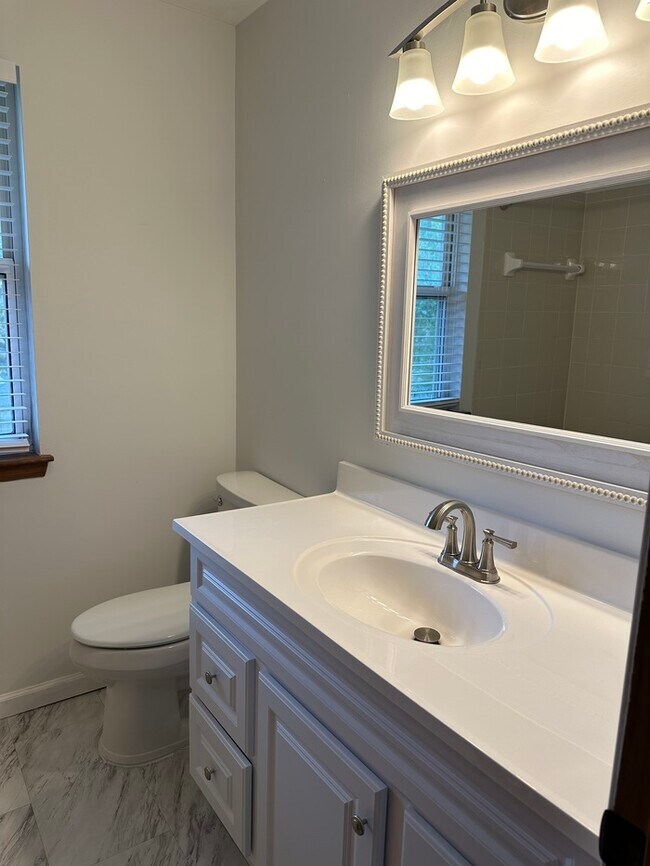 Building Photo - Beautiful 4Bedroom 2.5 bath 2 Car Garage I...