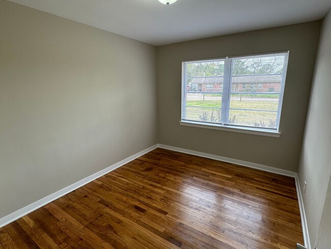 Building Photo - Stunning 3-Bedroom