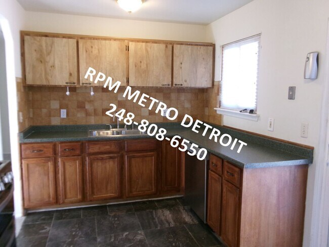 Building Photo - Move in ready Ranch Style Home in Westland