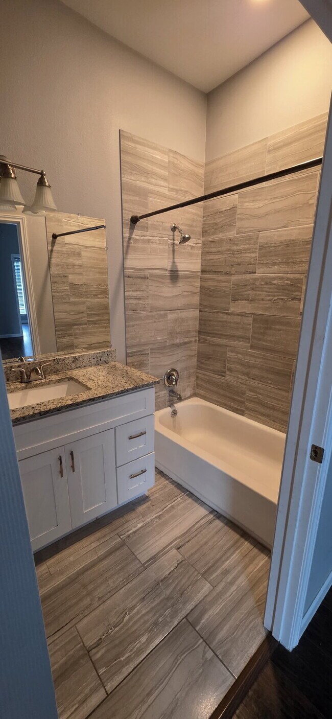 Building Photo - 3 bedroom and 2 bathrooms has newly renovated modern home in Southtown unit ready to move in! Mov...