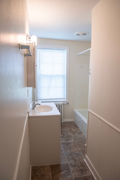 Building Photo - 488 S Colebrook Rd