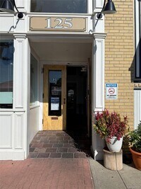 Building Photo - 125 Main St
