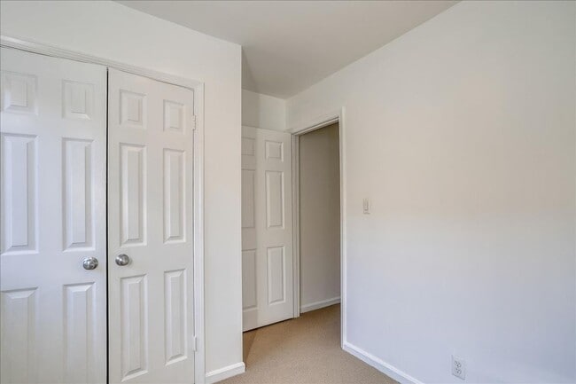 Building Photo - Updated townhome in popular Paper Mill Cou...