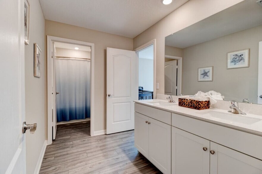 Connecting bathroom. - 509 Falcon Ridge Rd