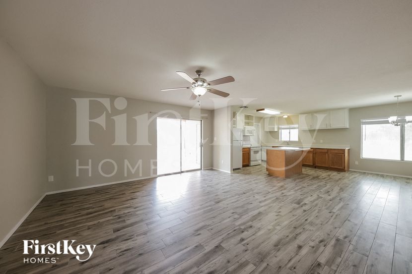 Building Photo - 4702 W Paradise Ln