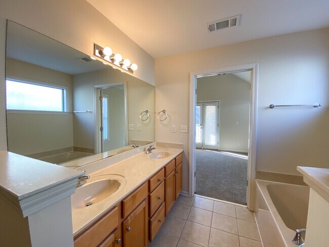 Building Photo - 3 bedroom 2.5 bathroom in Harbor Town Memphis