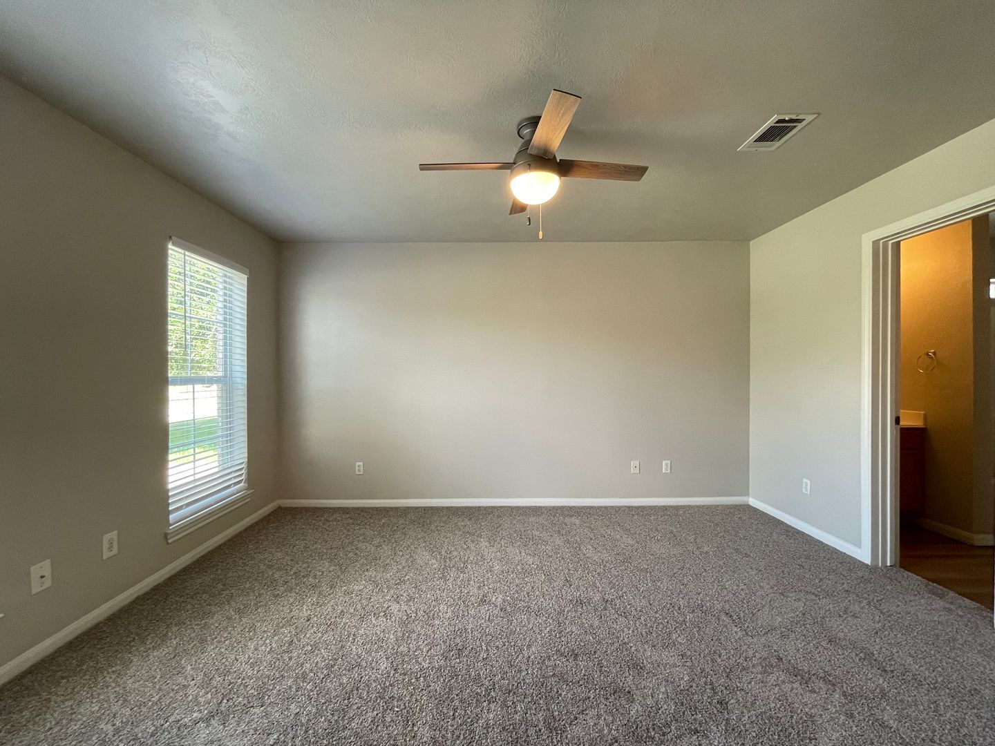 Building Photo - Updated 4 Bed, 3 Bath Home for Fall 2026 Move In!