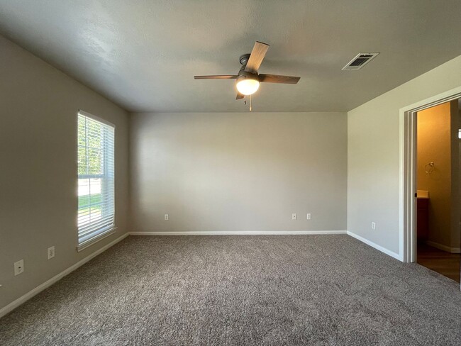 Building Photo - Updated 4 Bed, 3 Bath Home for Fall 2026 Move In!