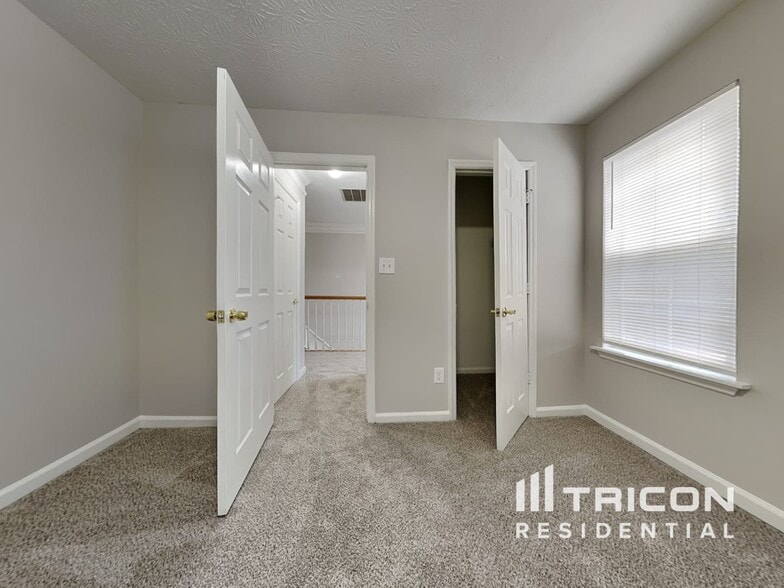 Building Photo - 5625 Longbow Dr