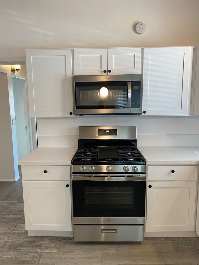 Building Photo - 2 Bedroom/1 Bathroom - Isla Vista